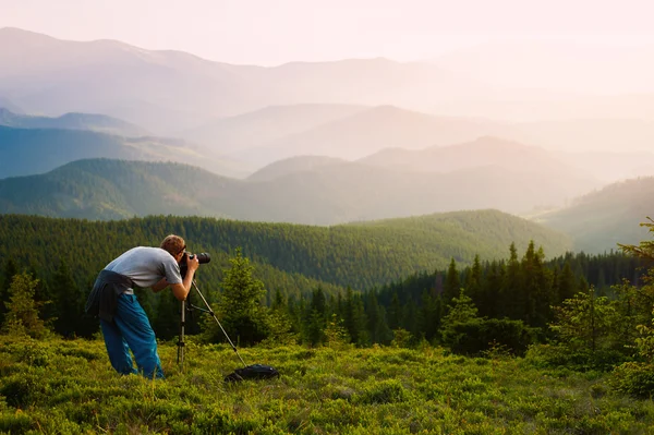 プロの写真家の山旅. — ストック写真