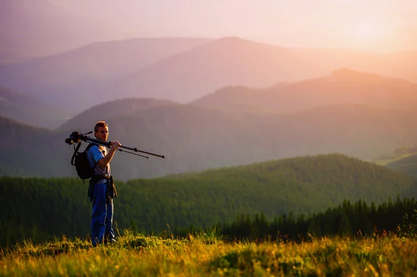 Professional photographer journey through the mountains. — Stock Photo, Image