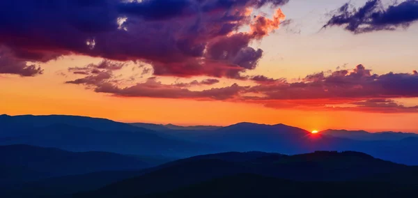 Blaue Farbe der Berge bei Sonnenuntergang — Stockfoto