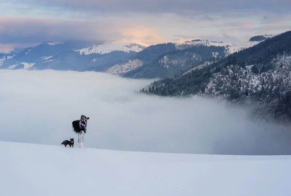 हिवाळी पर्वत मध्ये पर्यटक — स्टॉक फोटो, इमेज