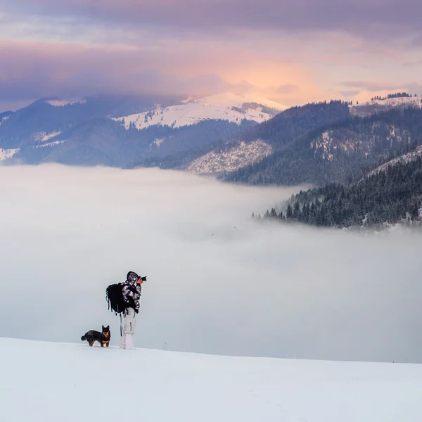 Turista en invierno montañas —  Fotos de Stock