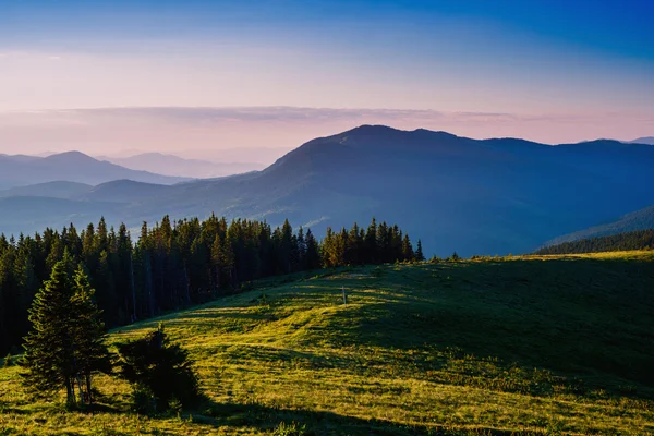 Belo pôr do sol nas montanhas dos Cárpatos Ucrânia . — Fotografia de Stock