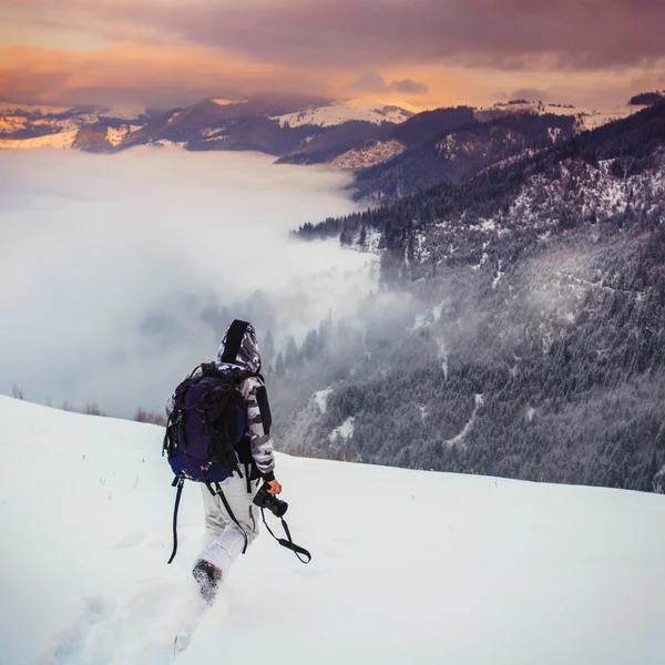 Touriste dans les montagnes d'hiver — Photo