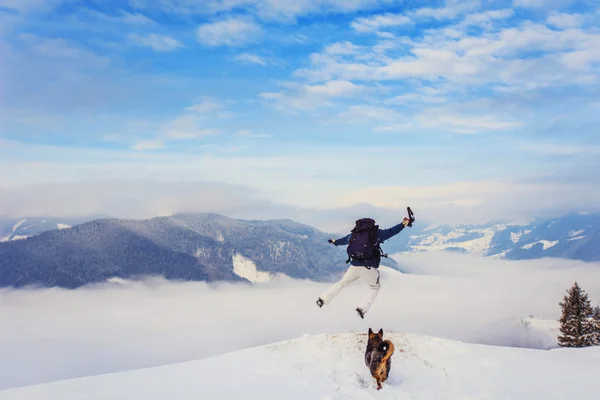 Touriste dans les montagnes d'hiver — Photo