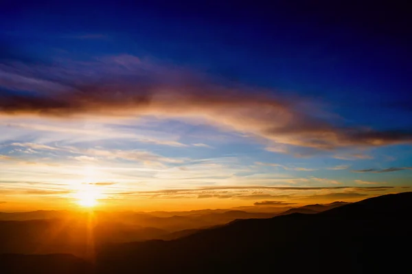 Blauwe kleur van bergen tijdens zonsondergang — Stockfoto