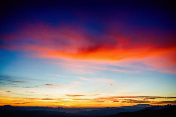 Colorato tramonto sulle colline montane — Foto Stock