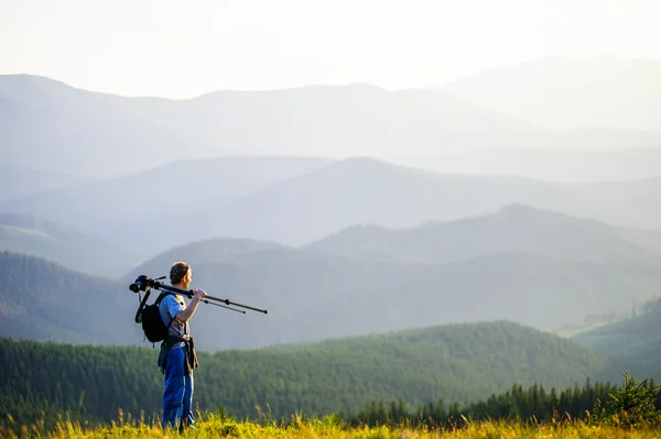 Profi fotós utazás a hegyekben. — Stock Fotó