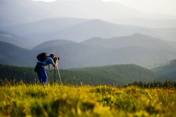 Photographe professionnel voyage à travers les montagnes . — Photo