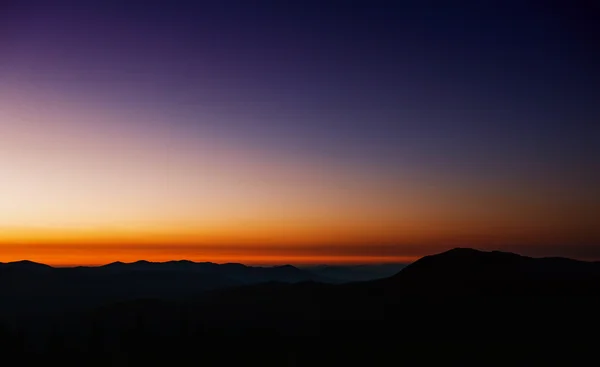 Blauwe kleur van bergen tijdens zonsondergang. Karpaten, Oekraïne. — Stockfoto