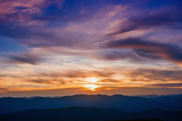 山で太陽の背景にカラフルな空。日の入り、日の出. — ストック写真