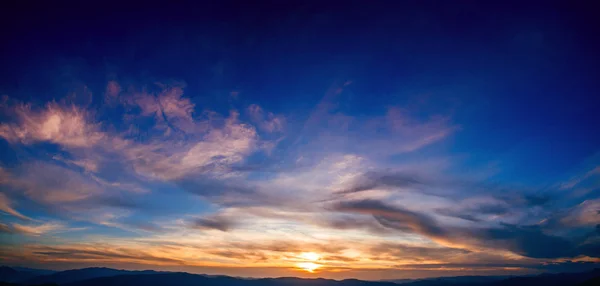 Cielo colorato con sfondo sole in montagna. tramonto, alba . — Foto Stock