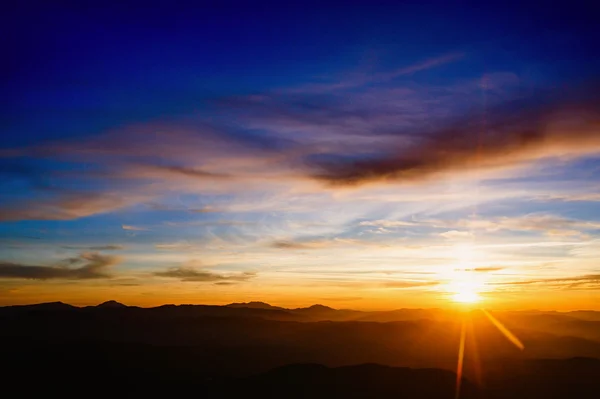 Couleur bleue des montagnes pendant le coucher du soleil. Carpates, Ukraine . — Photo