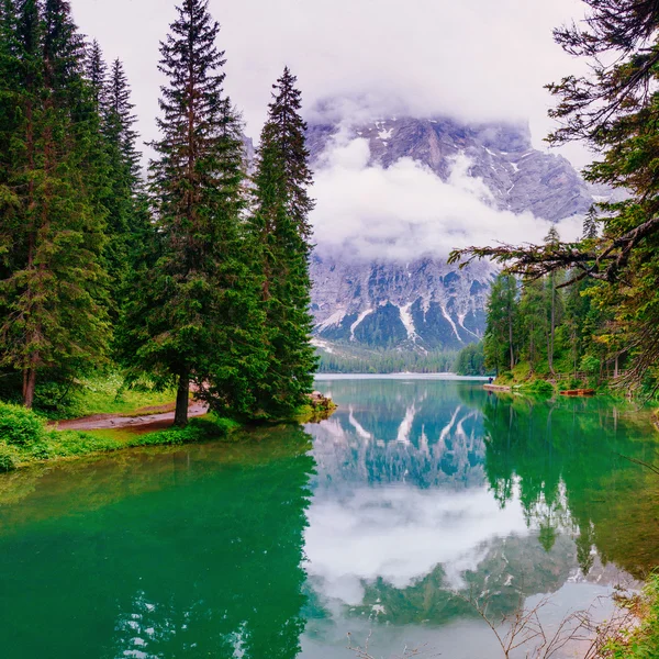 Lago entre montañas — Foto de Stock