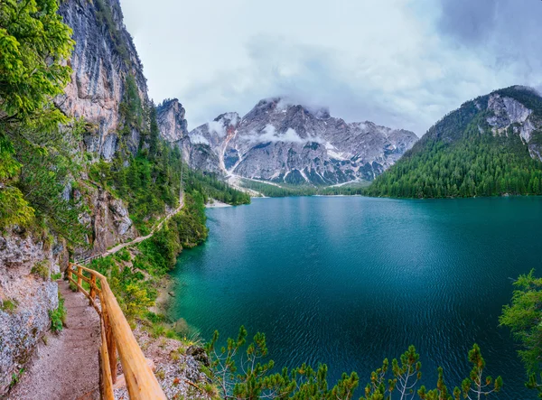 Lake between mountains — Stock Photo, Image