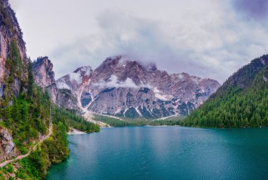 Göl dağları arasında 
