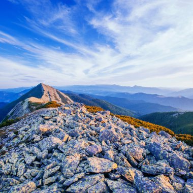 Ukrayna'nın dağlarda fantastik günbatımı. Güzellik dünya.