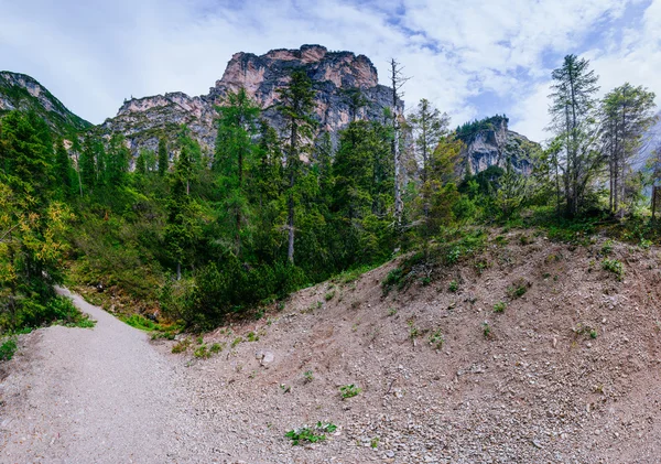 高山湖泊之间由山 — 图库照片