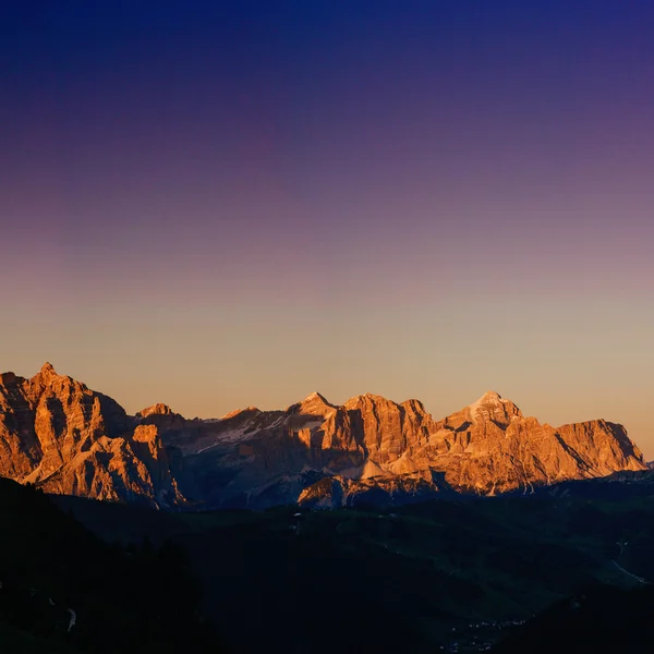 Skalnaté hory při západu slunce. Alpy Dolomity, Itálie Stock Snímky