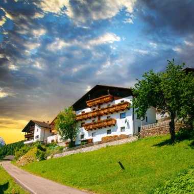 Panoramik pastoral yaz peyzaj Alpleri'nde