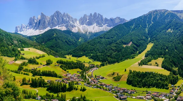 Панорамный вид на идиллический летний пейзаж в Альпах — стоковое фото
