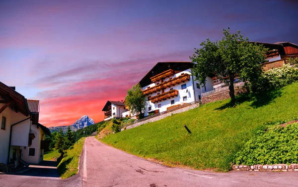 Панорамний вид на ідилічному літній краєвид в Альпах — стокове фото