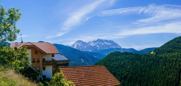 Очаровательный дом в Альпах — стоковое фото