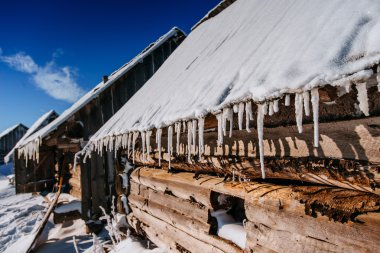 Çatıdaki buz saçakları.