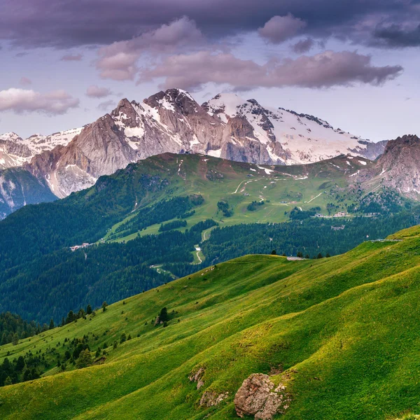 Красивые виды на горы в Альпах — стоковое фото