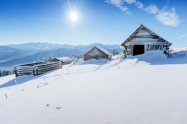 Chalet in de bergen — Stockfoto