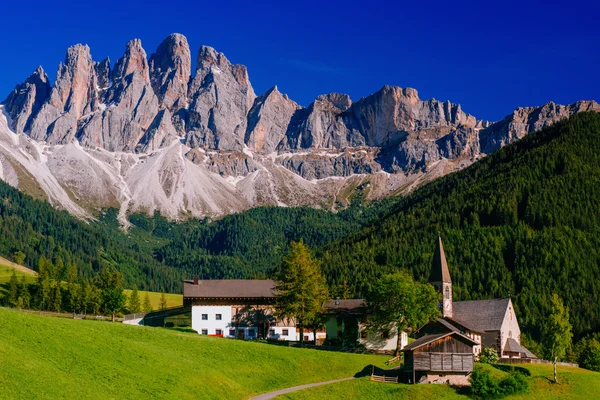 Vista panorámica del idílico paisaje de verano en los Alpes —  Fotos de Stock