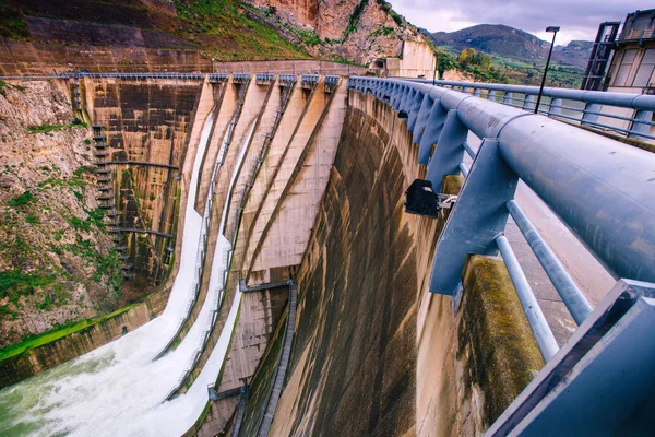 Amplia vista de una gran presa en Italia . — Foto de Stock
