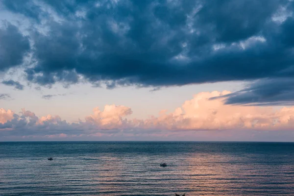 Zonsondergang over de zee van cumulus wolken — Stockfoto