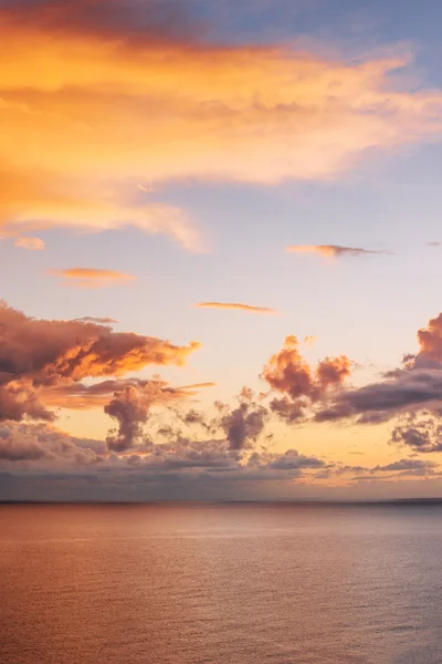 Zonsondergang boven het water — Stockfoto