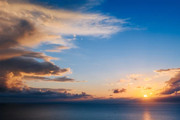 Prachtige landschap met zonsondergang over zee — Stockfoto