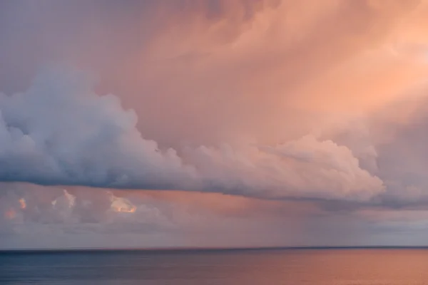 A tengerre, a gomolyfelhők naplemente — Stock Fotó