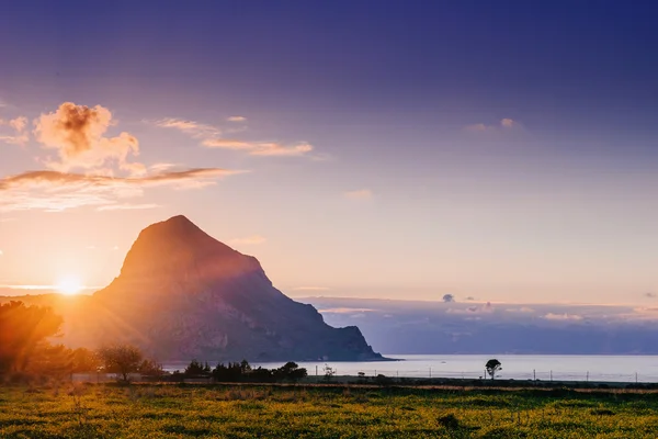 The sun sets on the mountain. — Stock Photo, Image