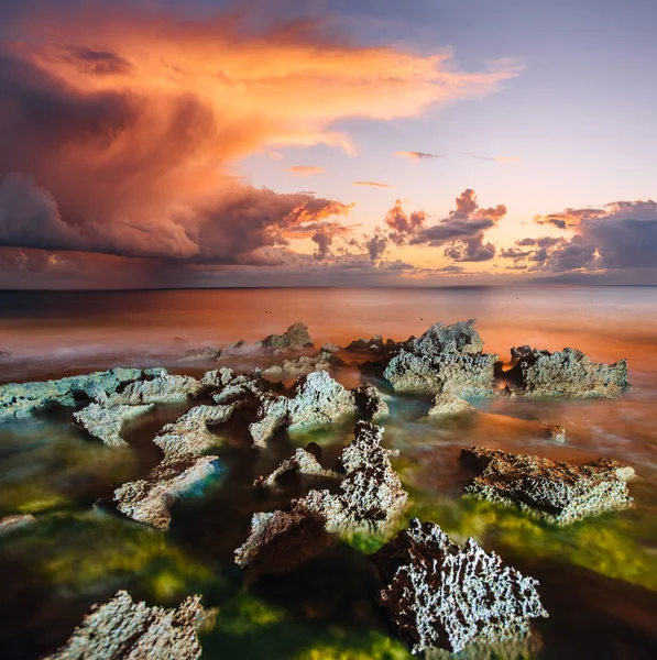 Sonnenuntergang an der Küste mit Steinen — Stockfoto