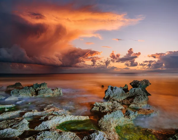 Sonnenuntergang an der Küste mit Steinen — Stockfoto