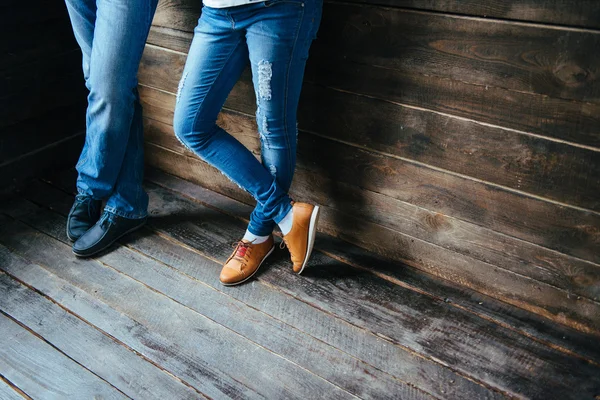 Pojke och flicka fötter i skor — Stockfoto