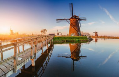 Rotterdam kanaldan geleneksel Hollanda yel değirmenleri. Hollanda.