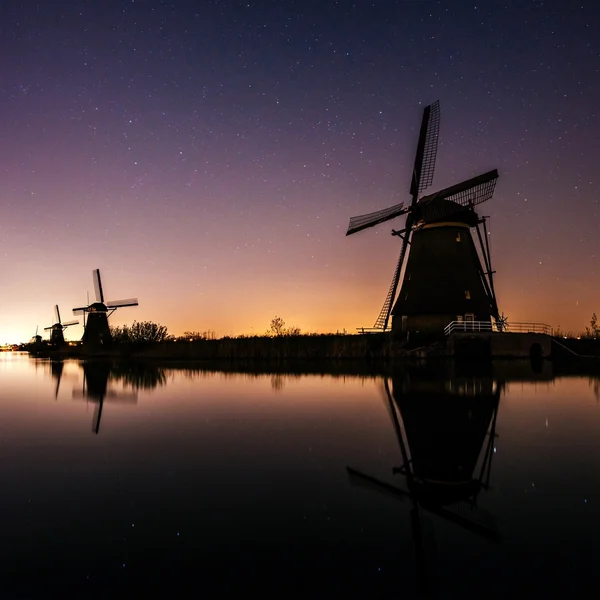 Molino holandés por la noche. Holanda —  Fotos de Stock