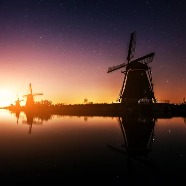 Molino holandés por la noche. Holanda — Foto de Stock