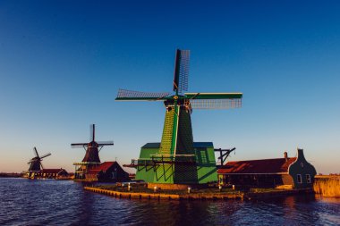 Rotterdam kanaldan geleneksel Hollanda yel değirmenleri. Hollanda.