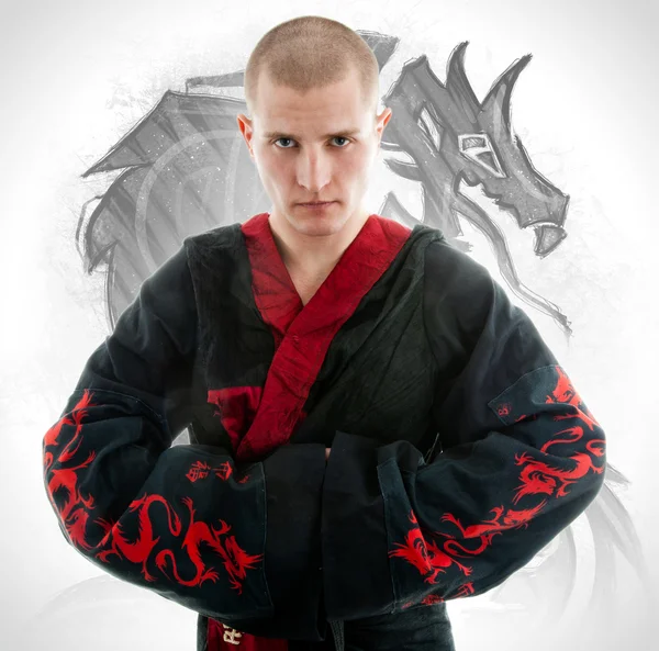 Mann in schwarzem Drachen-Kimono demonstriert Kampfkunst — Stockfoto