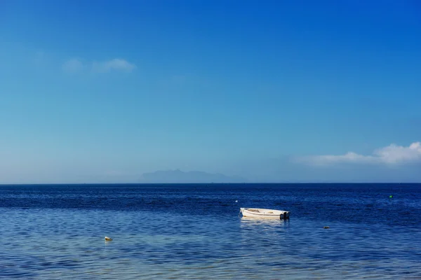 Barca în mare . — Fotografie, imagine de stoc