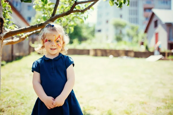 Jong meisje met gezicht schilderen vlinder. — Stockfoto