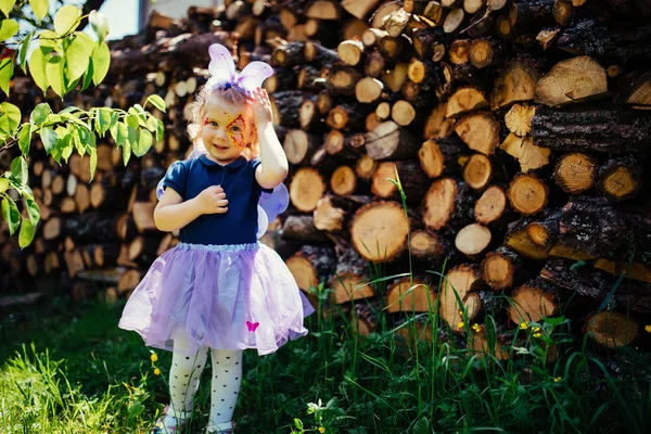 Schönes Mädchen im Märchenkostüm mit Schmetterlingsflügeln — Stockfoto