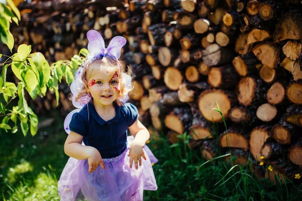 Mooi meisje in een fee kostuum met vlinder vleugels — Stockfoto