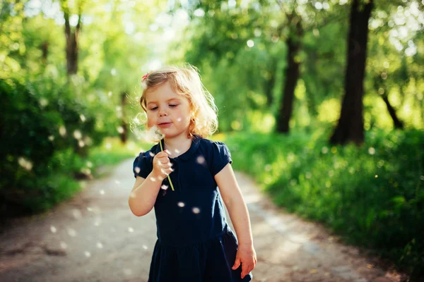 Kind mit Löwenzahn — Stockfoto