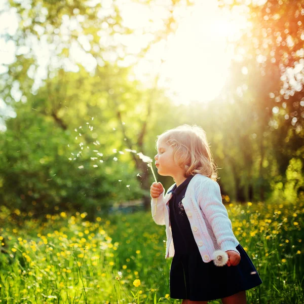 Kind met paardebloem — Stockfoto